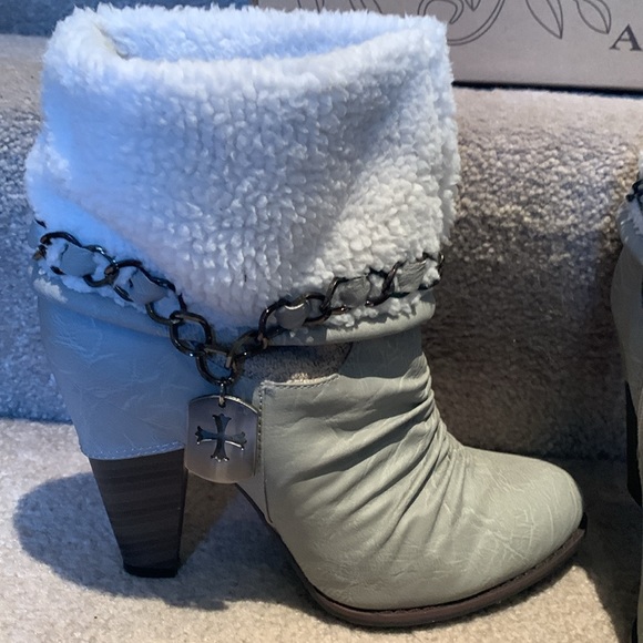 Sexy Apres by Alamo size 7 gray booties with fleece. Worn once. - Picture 2 of 6